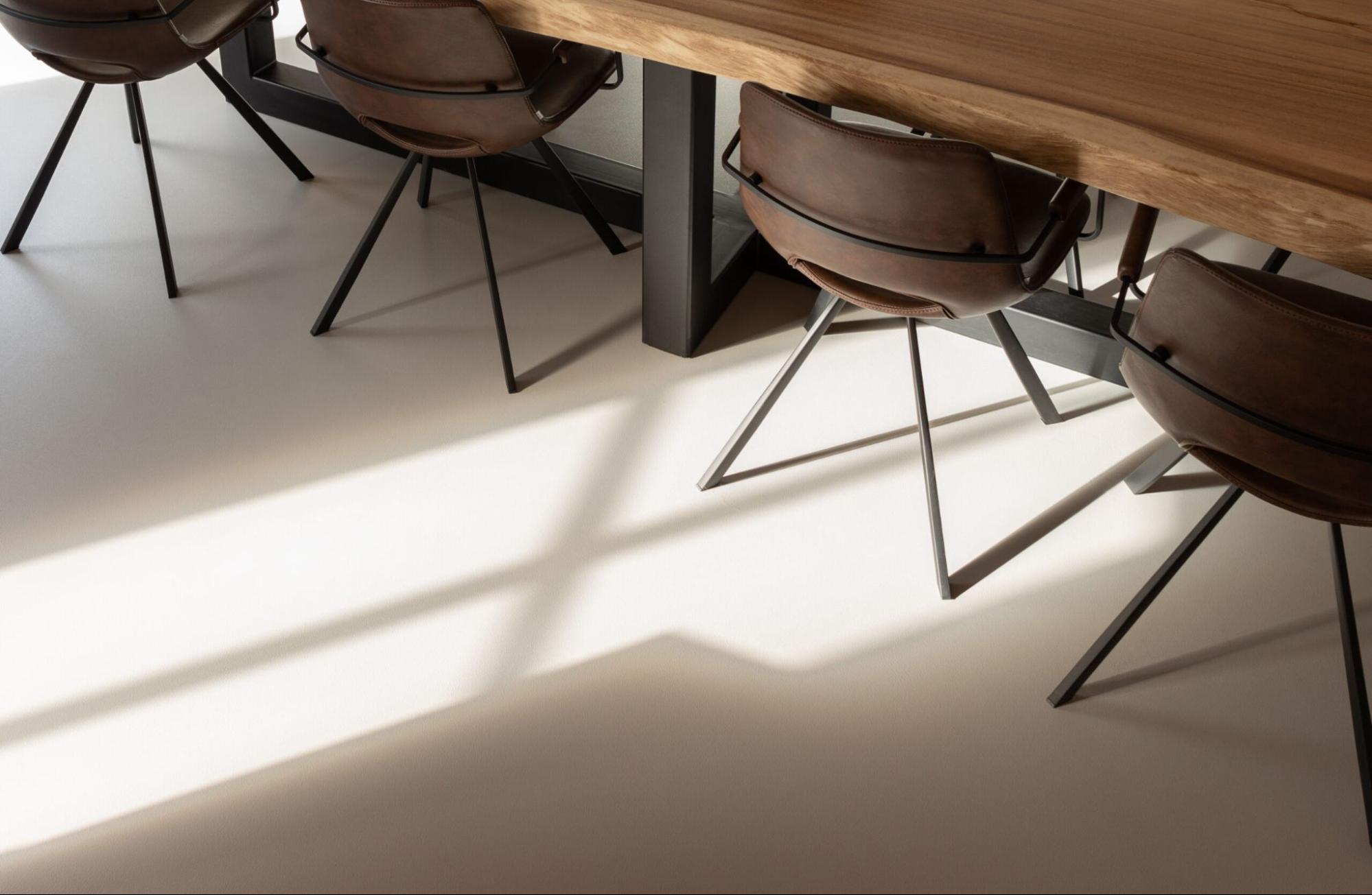 Zachte, naadloze PU-gietvloer die een warme en comfortabele uitstraling geeft