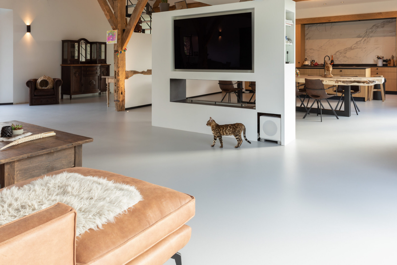 Ruime woonkamer met moderne open indeling en naadloze PU gietvloer.