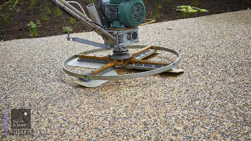 Plaatsing van terradec vloer met vlindermachine voor een egale en waterdoorlatende afwerking.