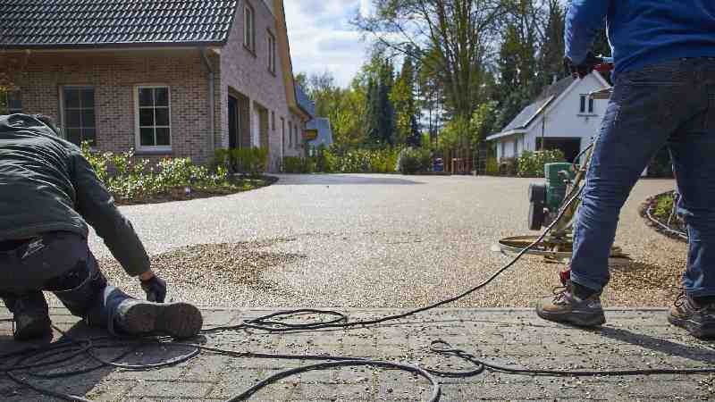 Aanleg van een terradec oprit bij woning met waterdoorlatende en naadloze afwerking.<br />
