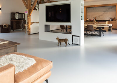 Lichte gietvloer in knappe woning