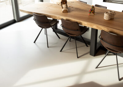 Beige Polyurethaangietvloer in knappe woning