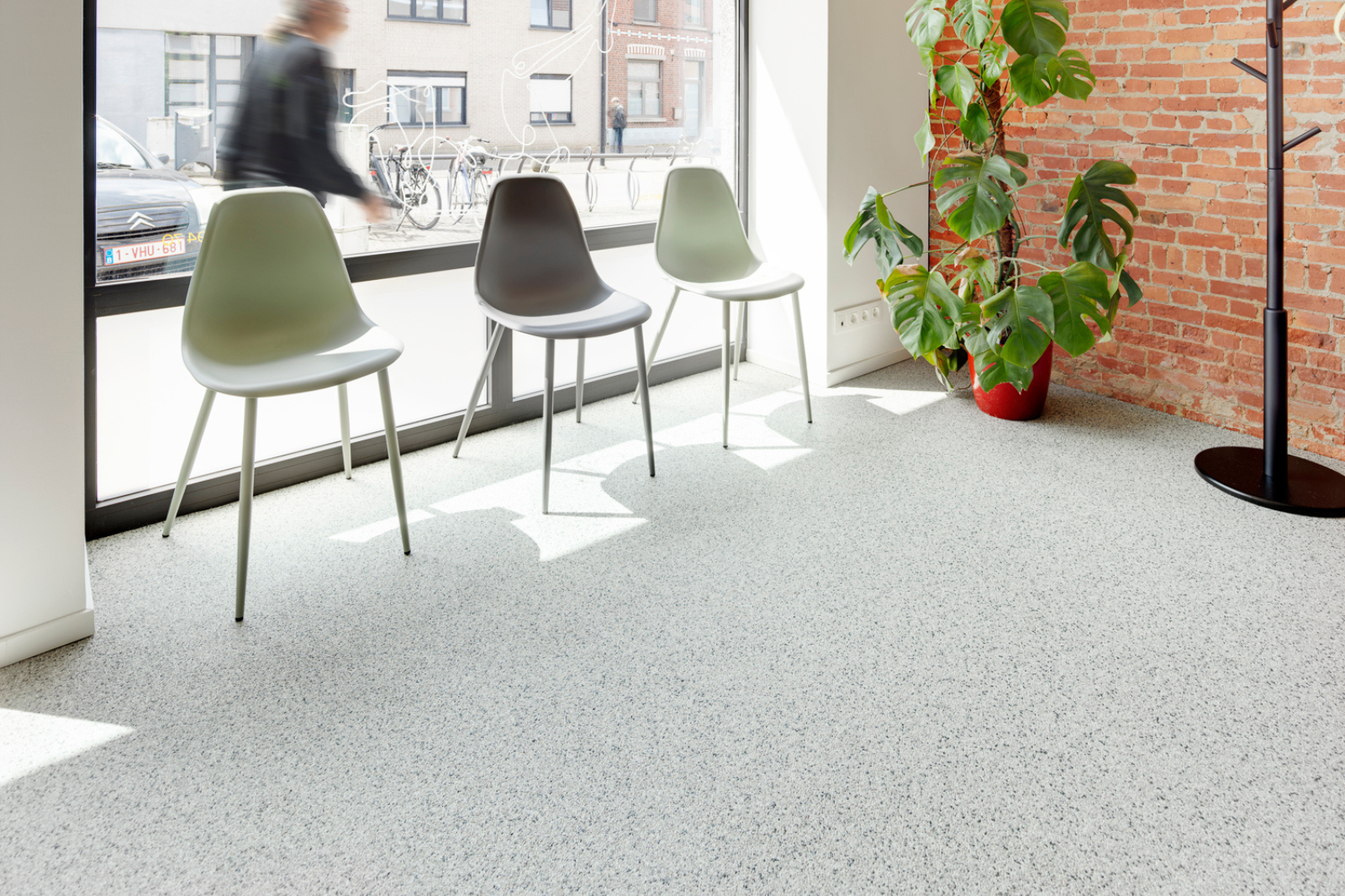 moderne binnenruimte met strak afgewerkt steentapijt vloer