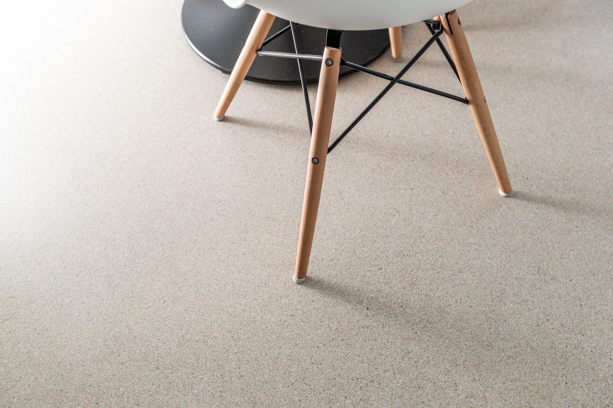 Troffelvloer, een soort gietvloer op basis van kwartszand en kunsthars met een fijne korrelstructuur die extra slijtvast en onderhoudsvriendelijk is