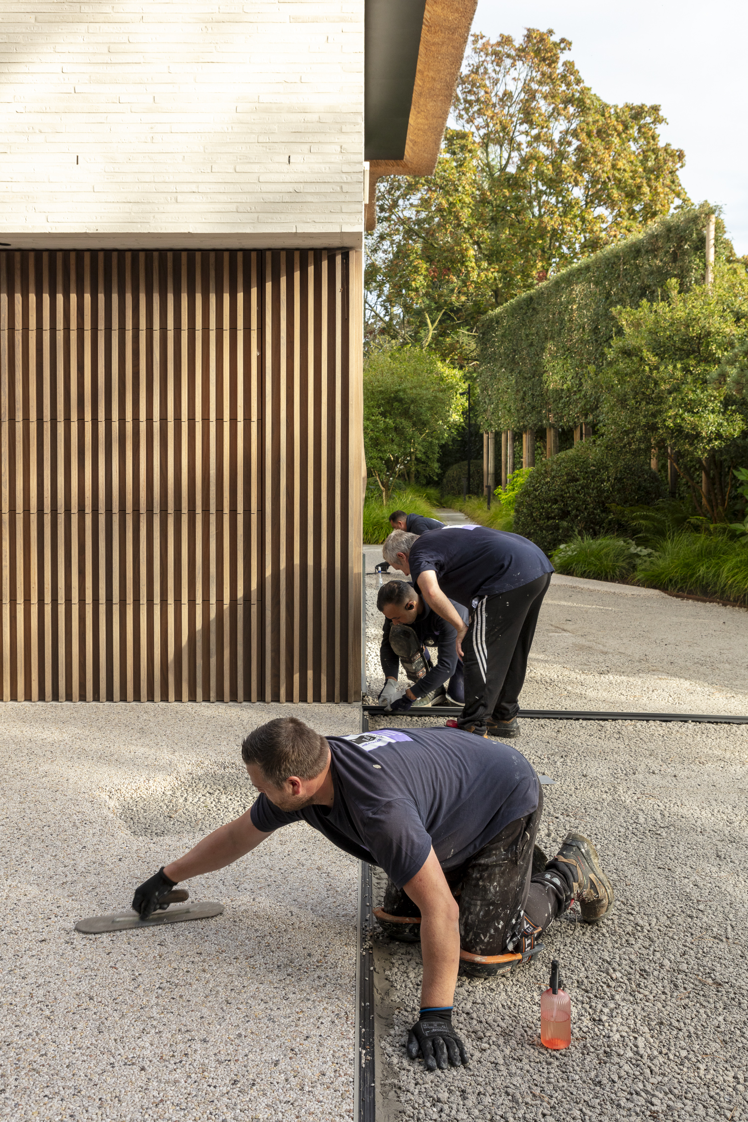 Vakmensen leggen een gietvloer met precisie voor een duurzaam resultaat